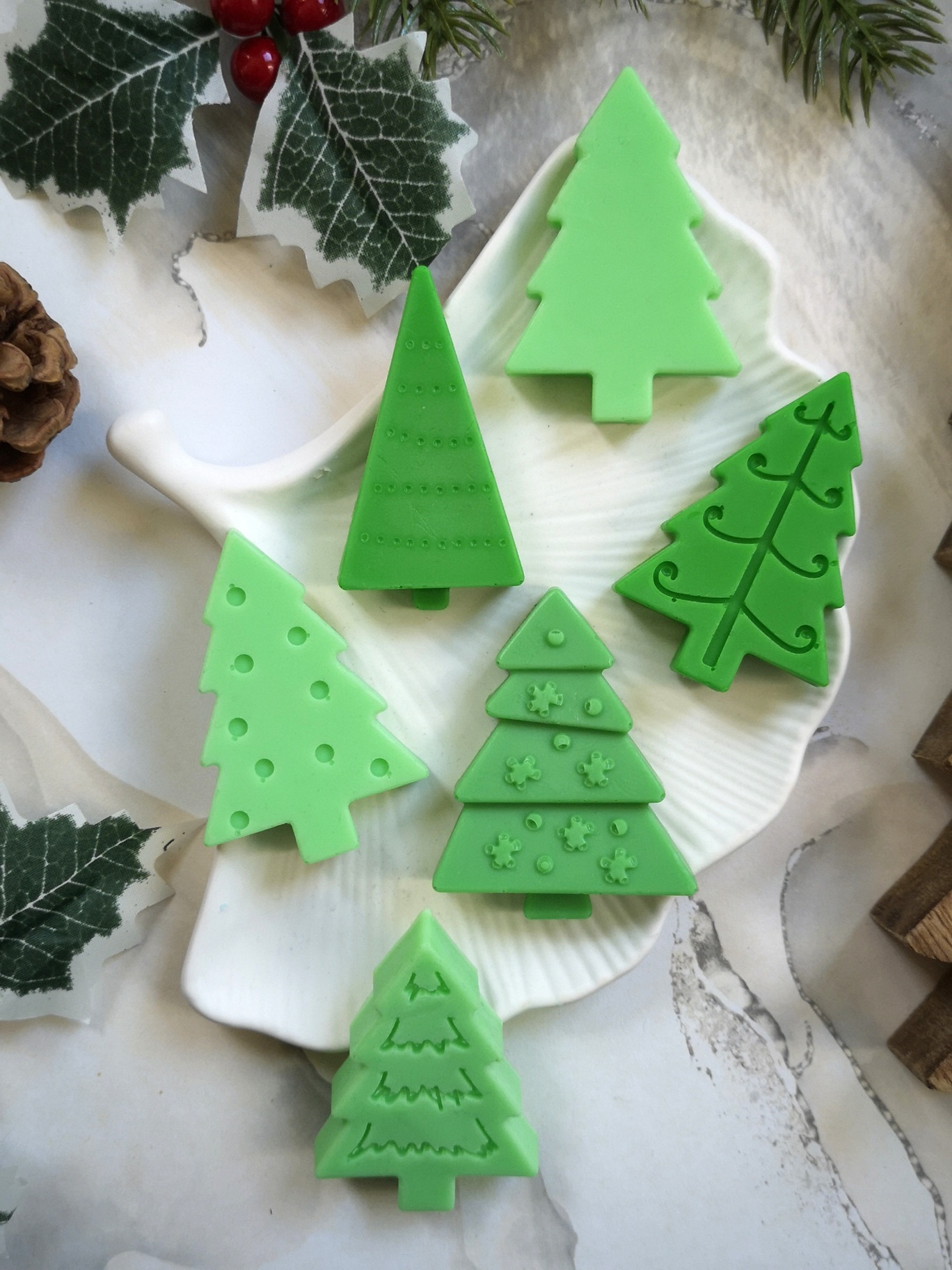 Mydlane CHOINKI upominek kiermasz podziękowanie mix wzorów z etykietą Święta Mikołajki